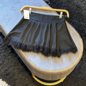 Mini con short